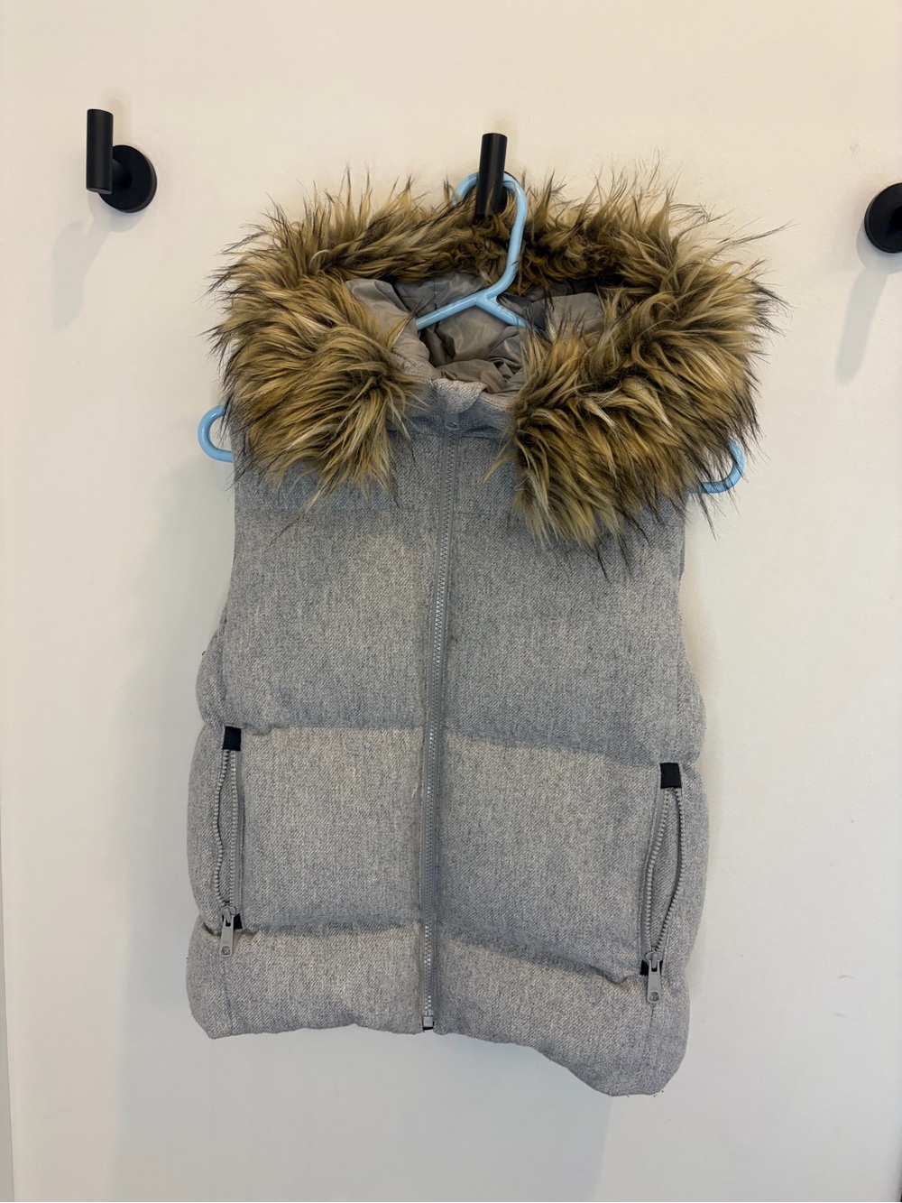 GAP Women's Light Gray Puffer Vest with Faux Fur Hood Trim